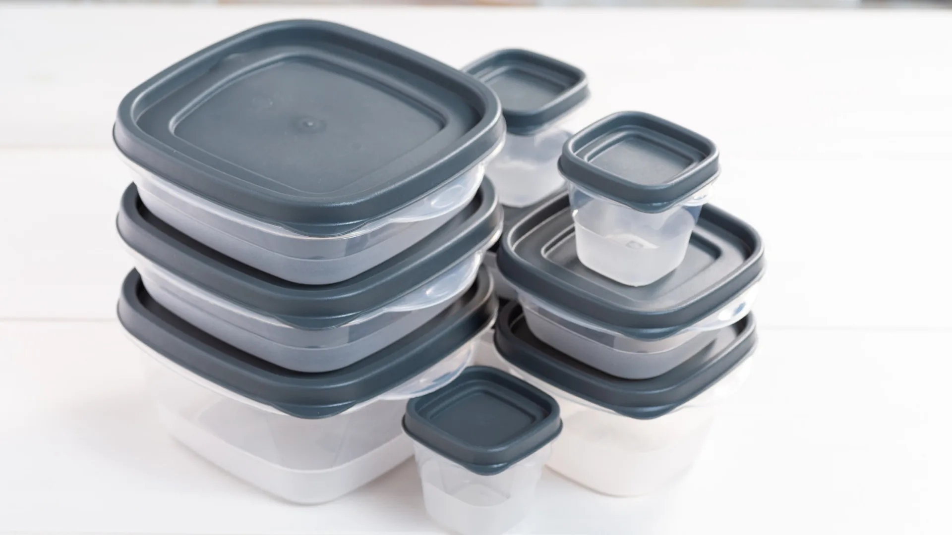 
                    Como remover os odores chatos e persistentes dos recipientes de plástico
                