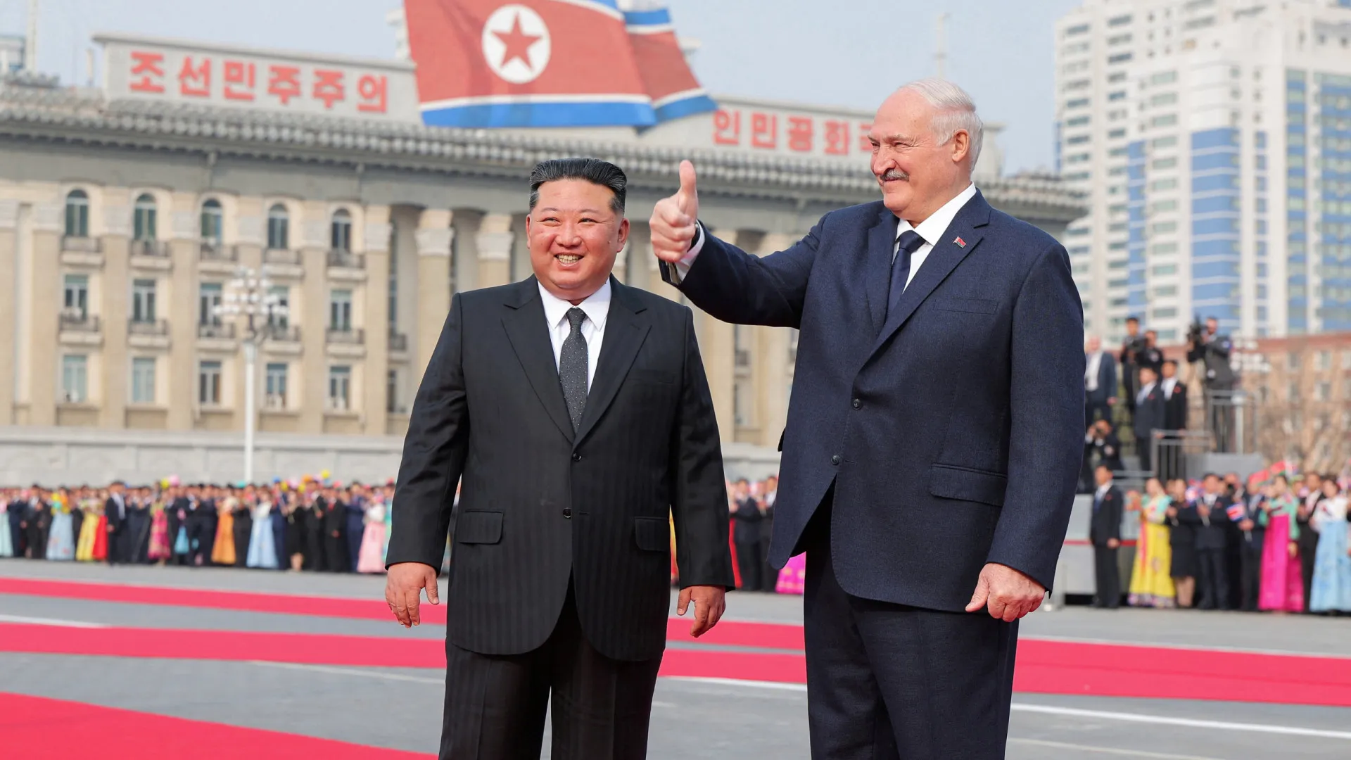 Guarda de honra e homenagens. O 1.º dia de Lukashenko na Coreia do Norte