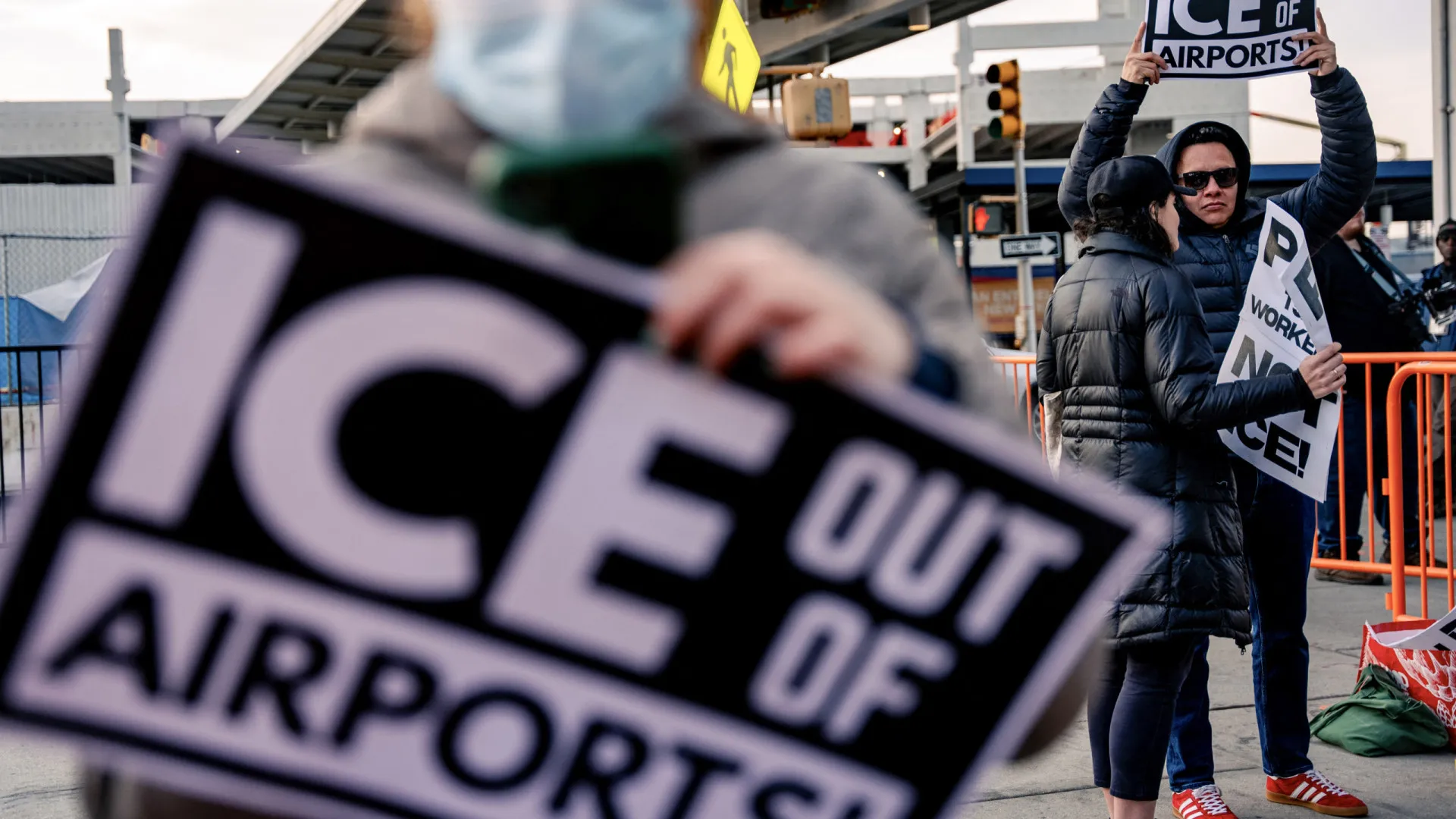 Filas nos aeroportos dos EUA persistem apesar do aumento do ICE