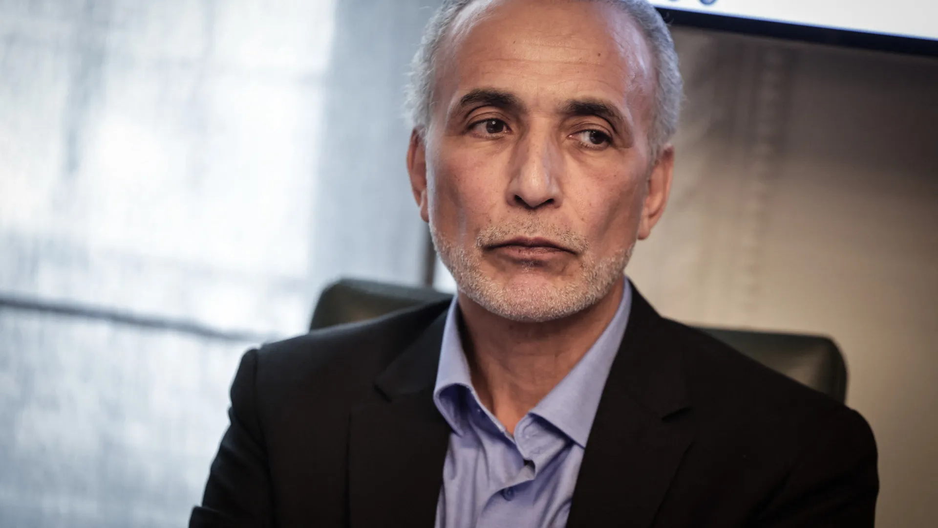 
                    Tribunal condena Tariq Ramadan à revelia a 18 anos de prisão por violação
                