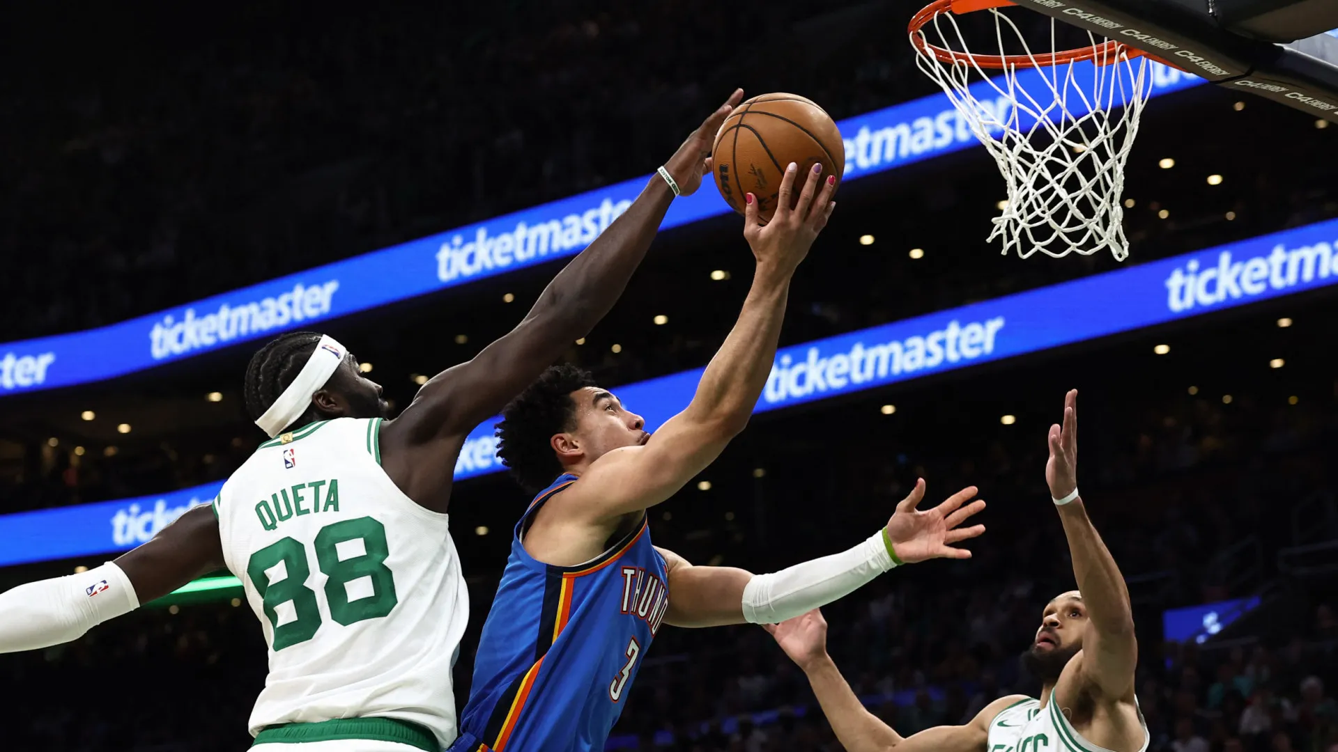 
                    Neemias Queta vira pesadelo para Holmgren e Celtics vencem campeões
                