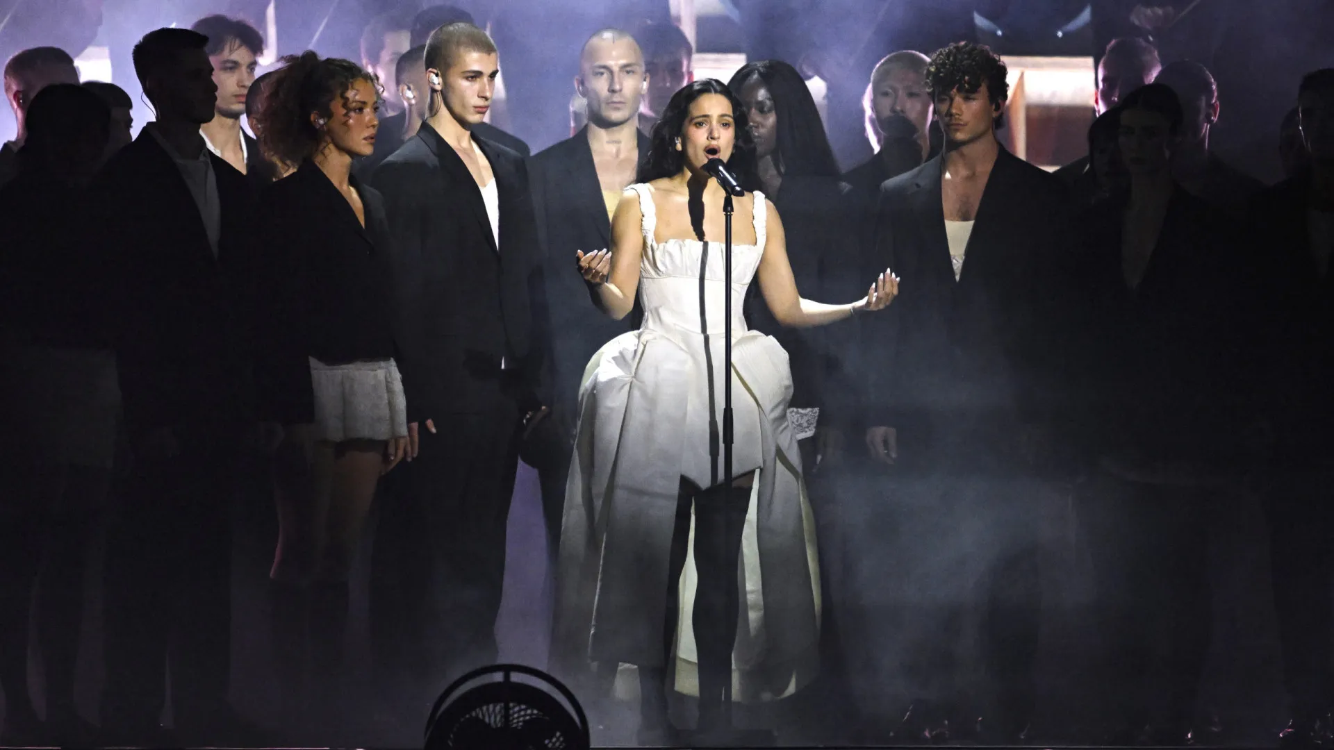 
                    Rosalía interrompe concerto em Milão após sentir-se mal
                