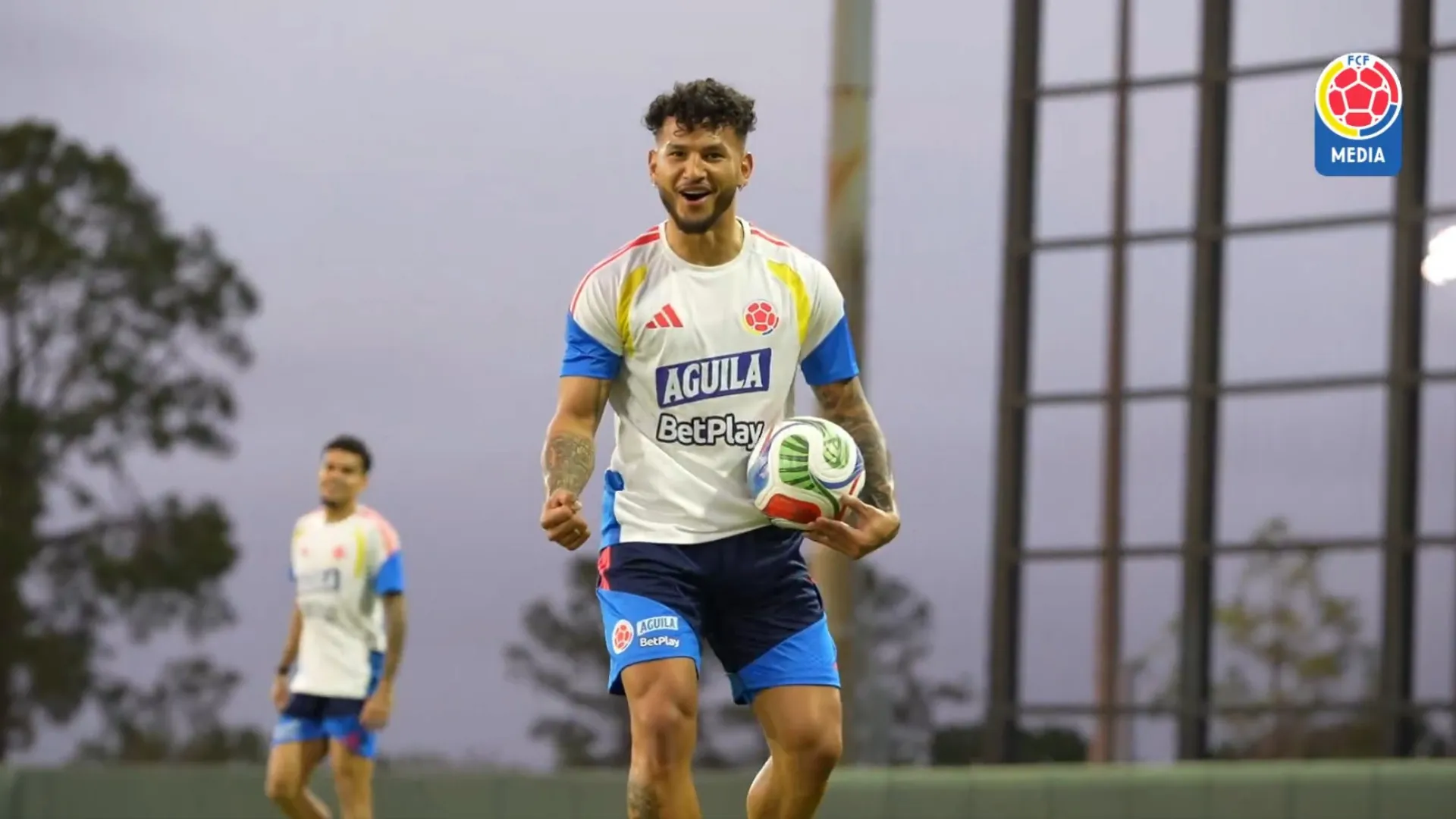 Olha que dois. Luis Suárez bate Luis Díaz em momento de magia no treino