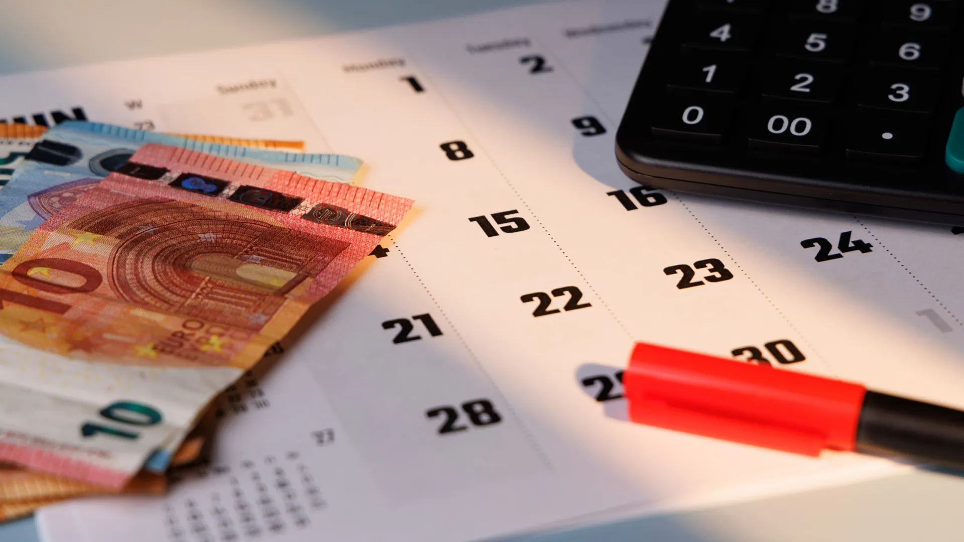 
                    Pensões, subsídios e outros apoios: Descubra já quando os recebe em abril
                