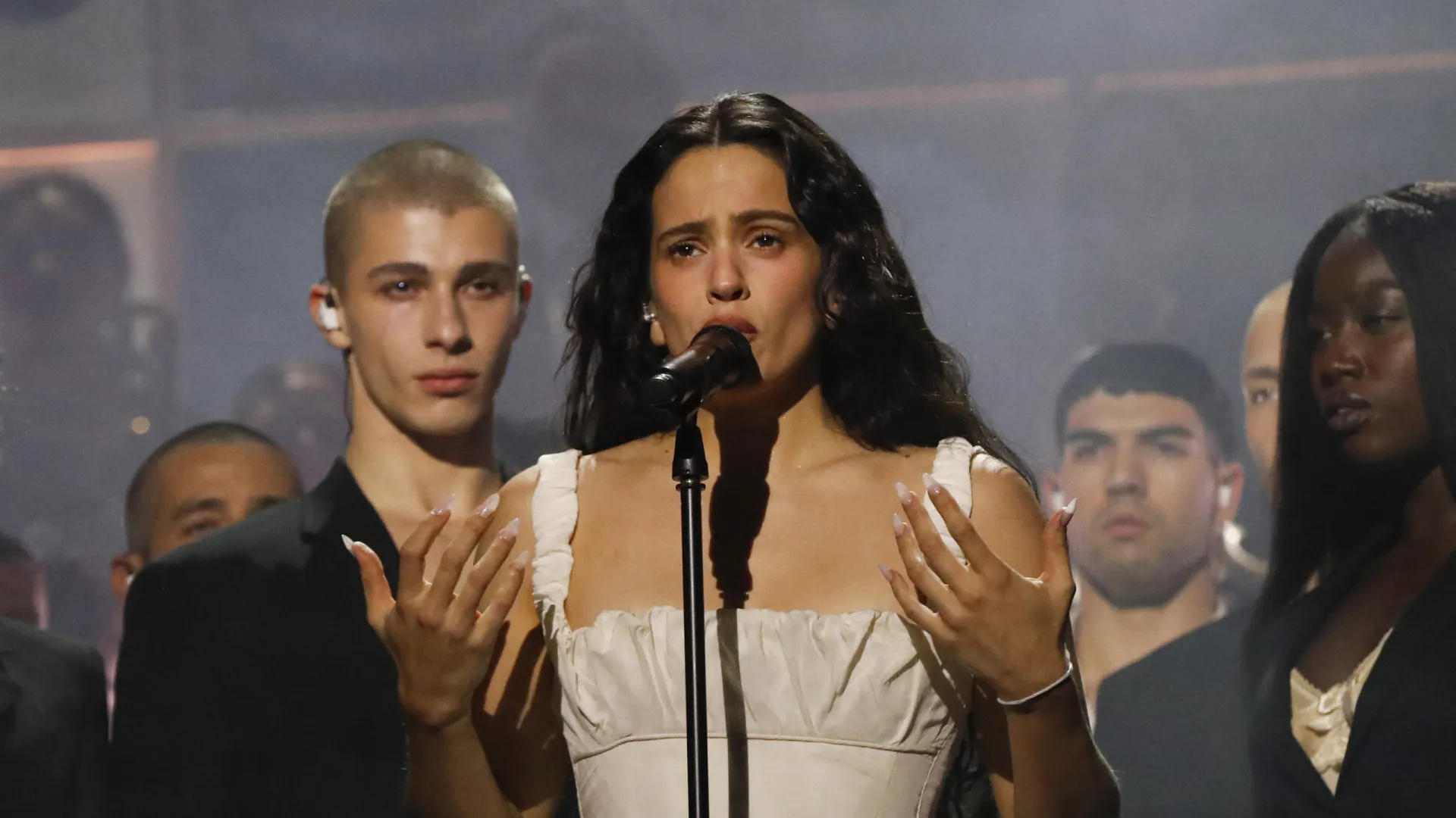 
                    Os sintomas do problema de saúde que levou Rosalía a interromper concerto
                