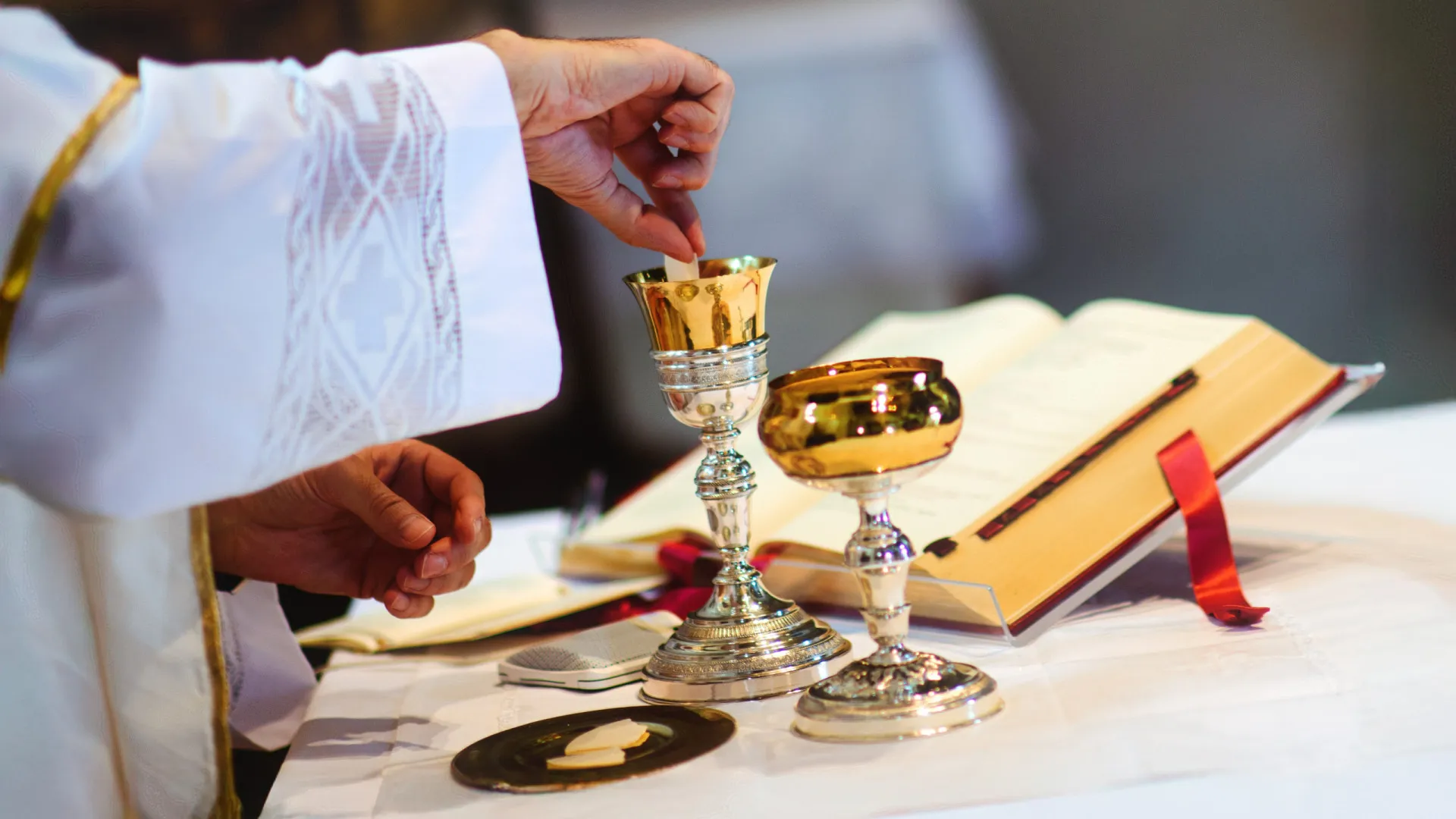 
                    Igreja vai pagar entre 9 mil e 45 mil euros a cada vítima de abuso sexual
                