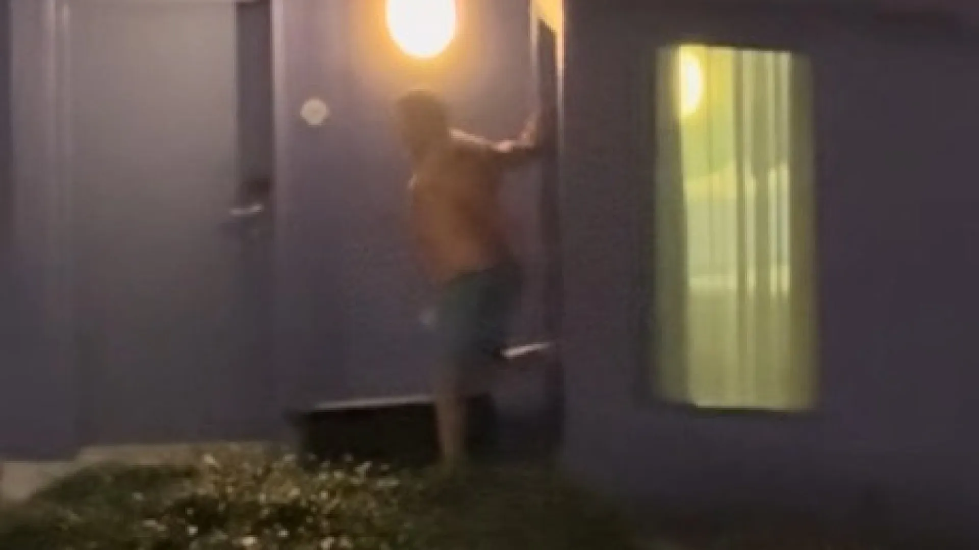 
                    Homem alcoolizado desorienta-se e acaba a bater em porta errada. É detido
                