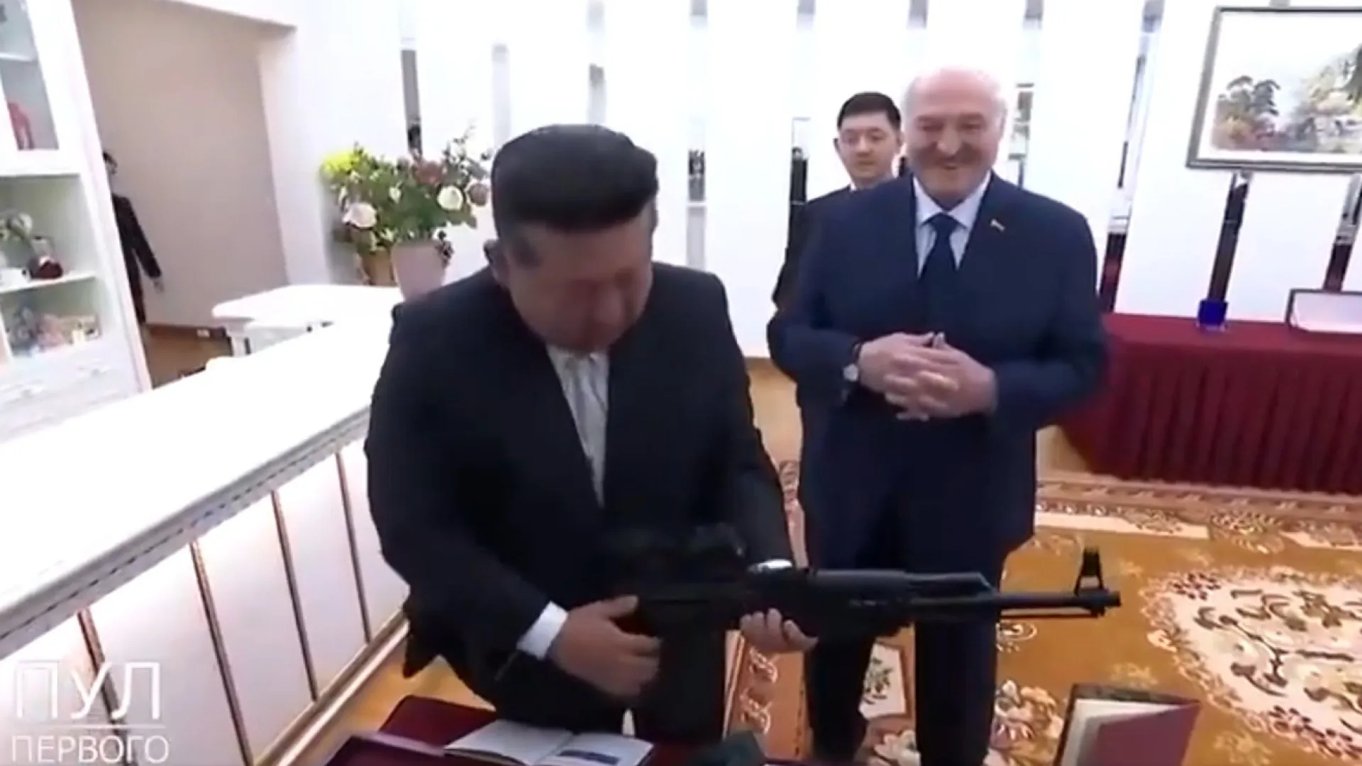 
                    Lukashenko oferece espingarda a Kim Jong-un: 