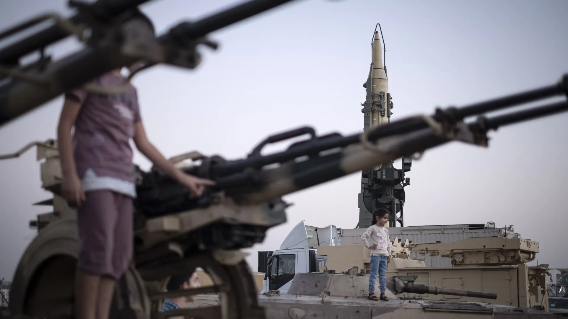 
                    Teerão reduz idade mínima para integrar milícia Bassidj para 12 anos
                