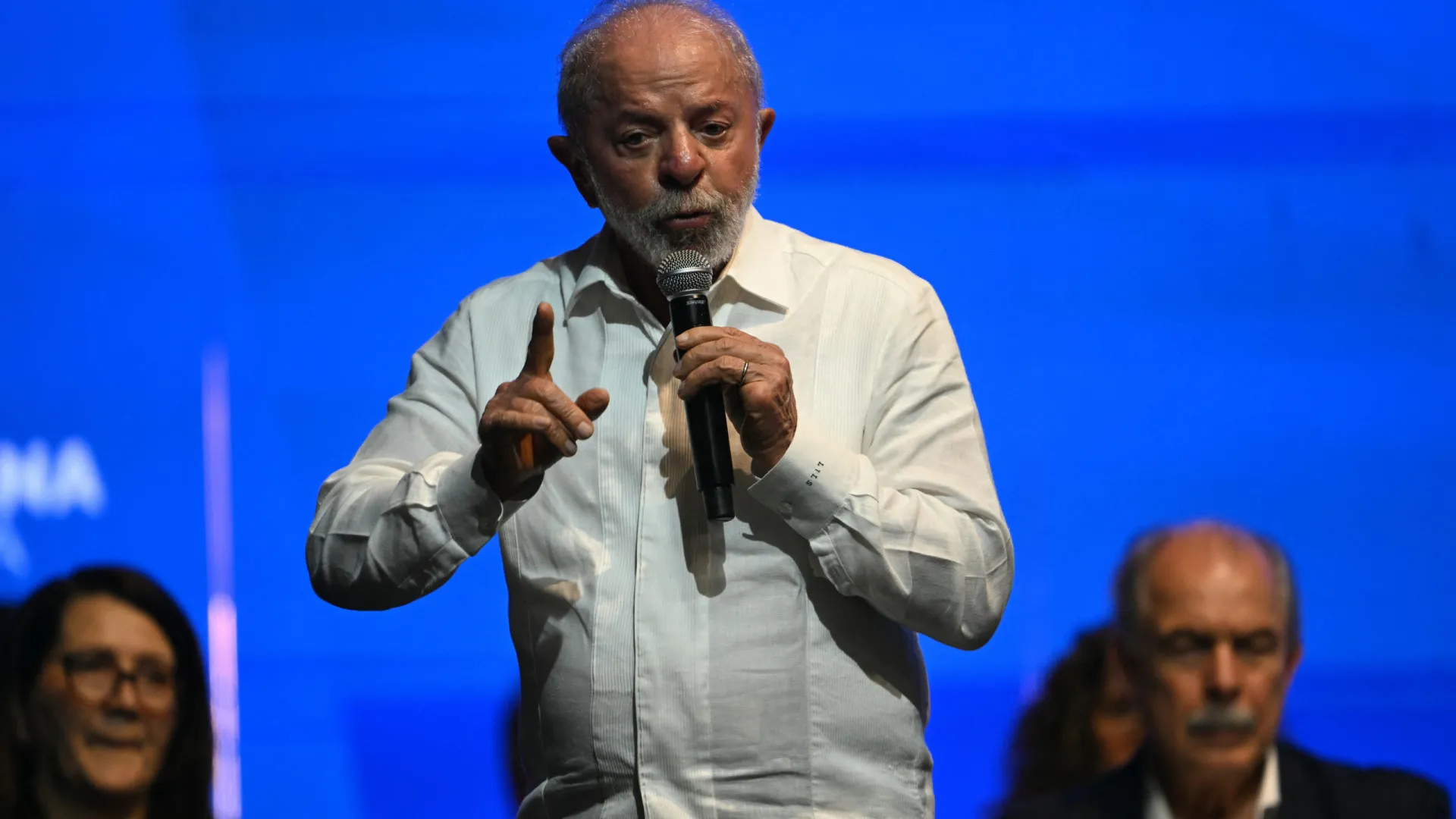 
                    Lula fala de gastos com cães e atira: 