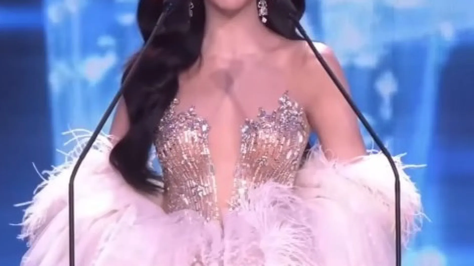 
                    Dentes falsos de candidata a miss caem durante apresentação. Há vídeo
                