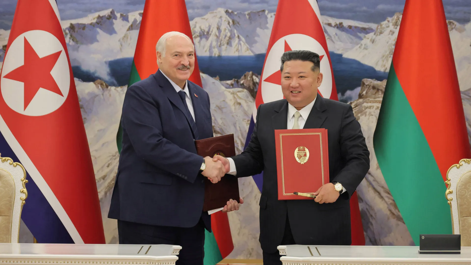 
                    Alexander Lukashenko e Kim Jong Un assinam tratado de amizade
                