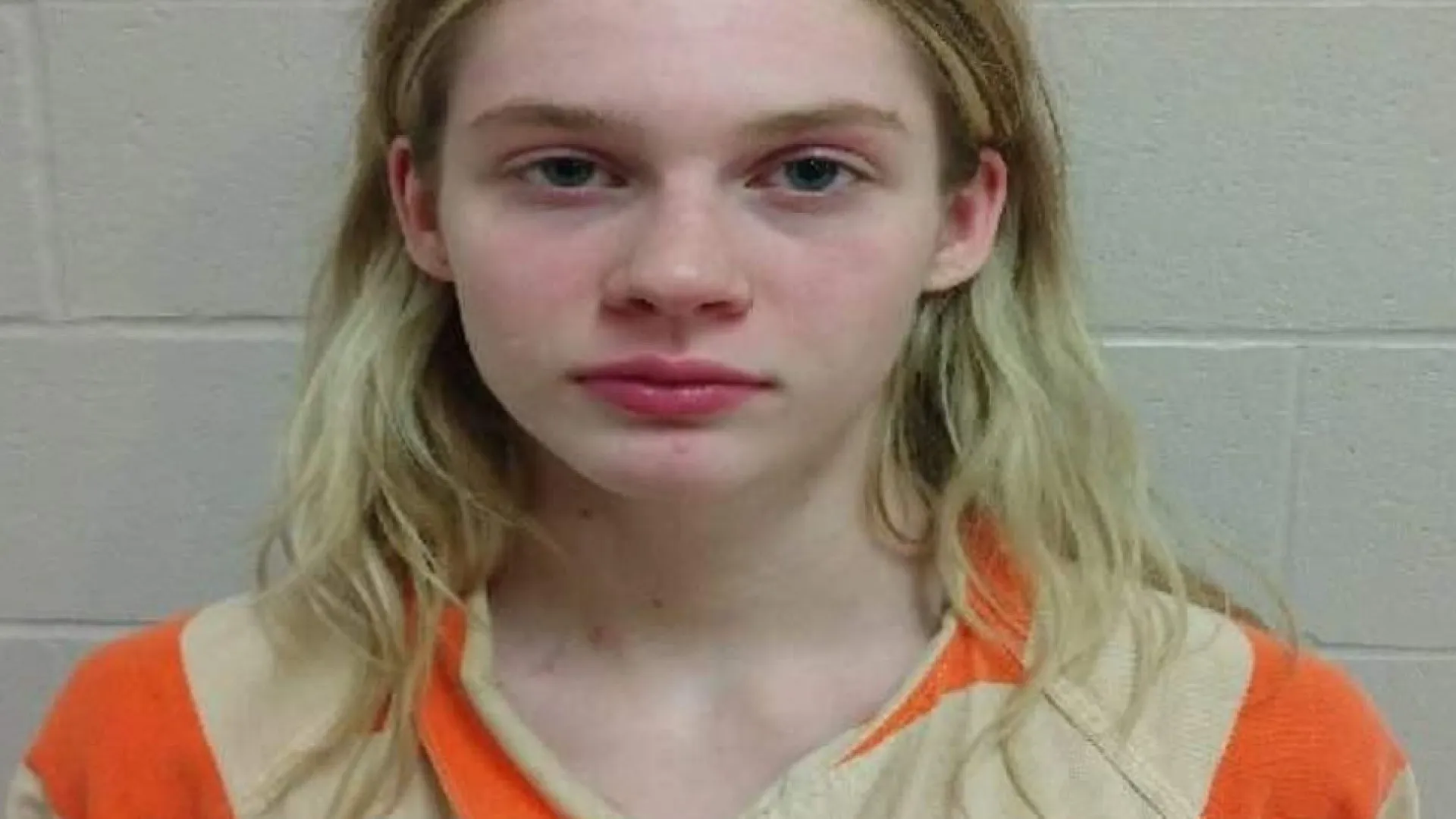 Jovem colide contra casa durante a noite e mata mãe e filho de 7 anos