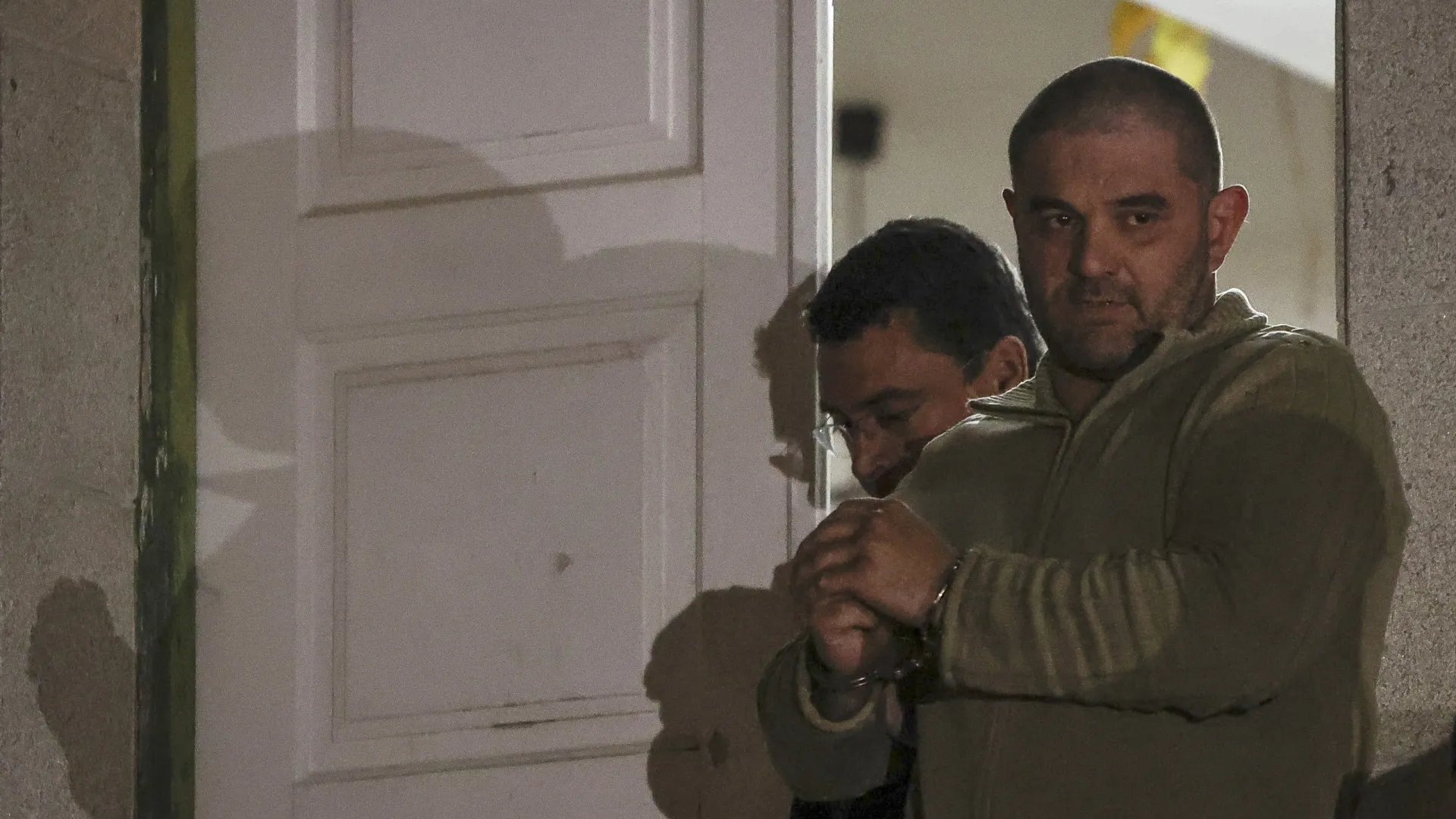 
                    Filhos de mulheres assassinadas por ex-polícia francês repatriados hoje
                