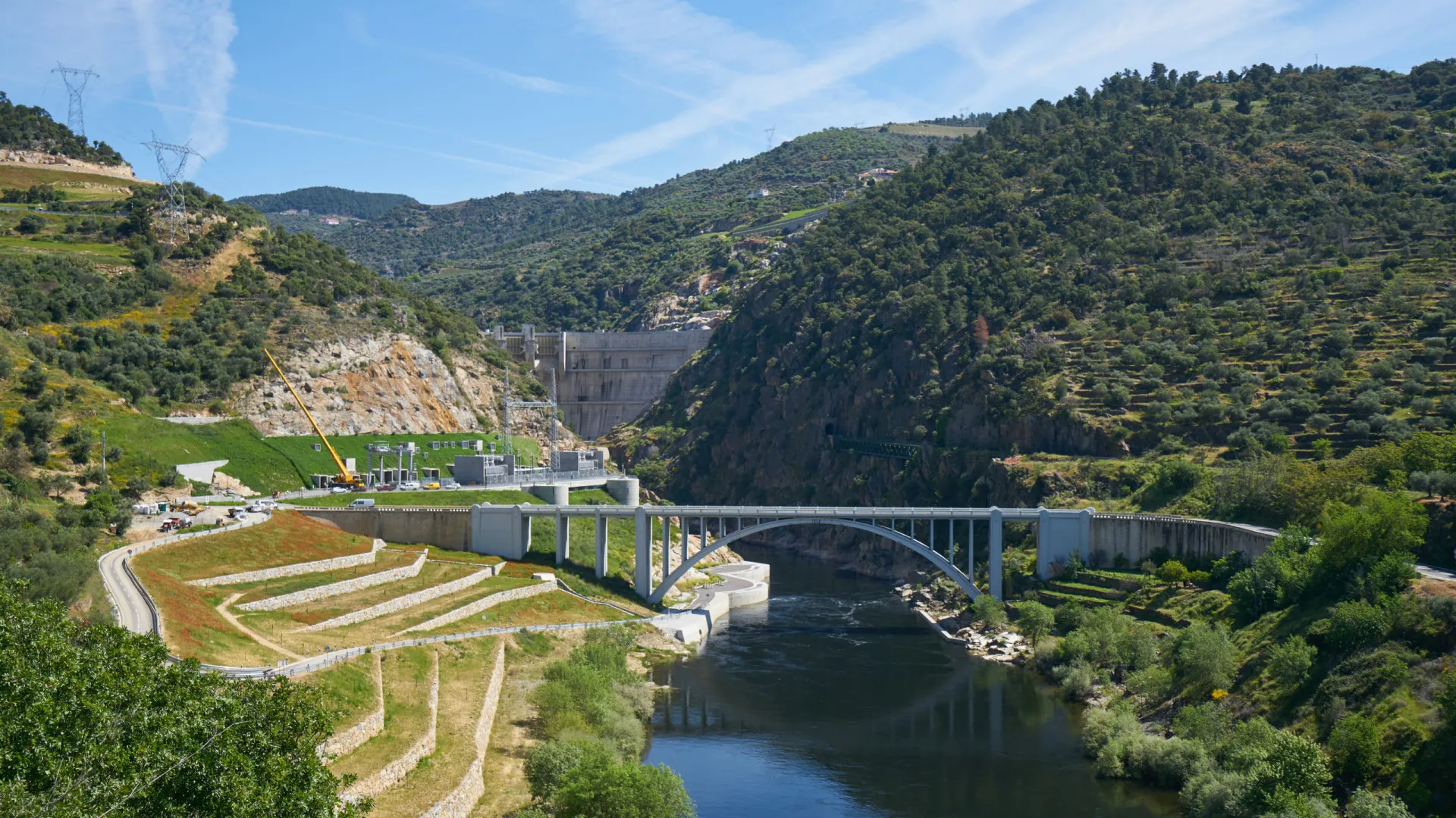 
                    Navio-hotel sofre rombo no casco no rio Douro com 95 pessoas bordo
                