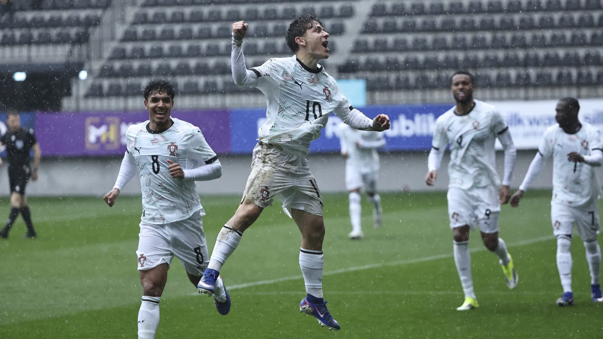 
                    Portugal goleia Azerbaijão e está cada vez mais perto do Euro2027
                