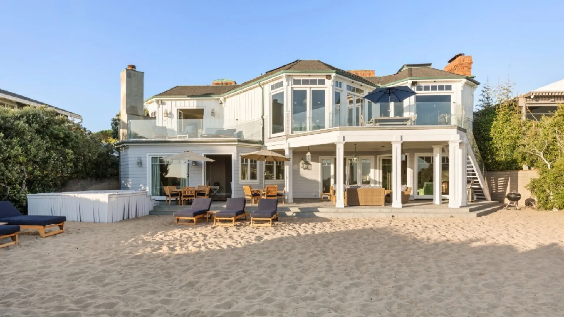 
                    Quer dormir na casa da Hannah Montana? Eis como entrar no mundo pop star
                