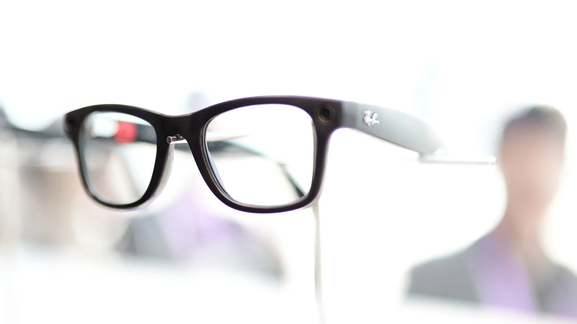 Meta poderá lançar dois novos óculos inteligentes com a Ray-Ban