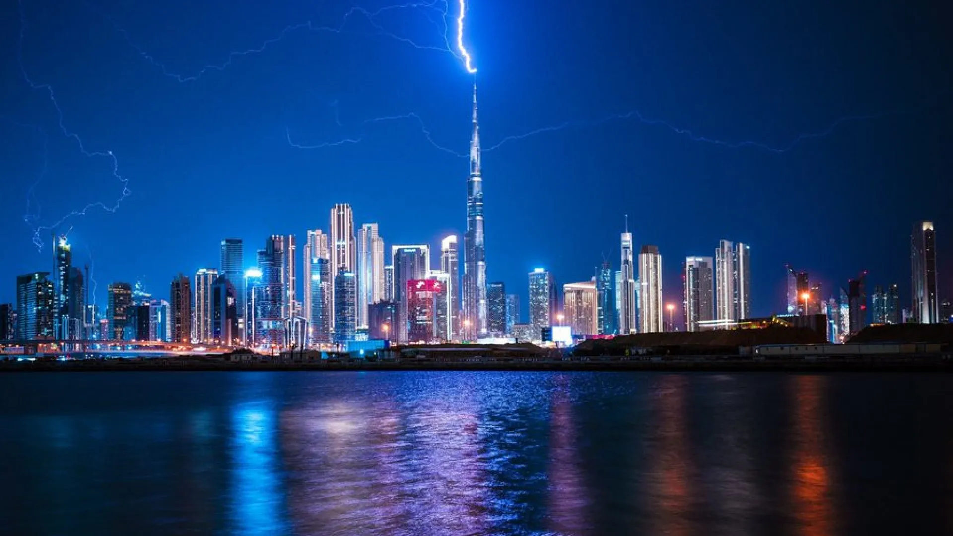 Dubai. Edifício mais alto do mundo atingido por raios durante tempestade
