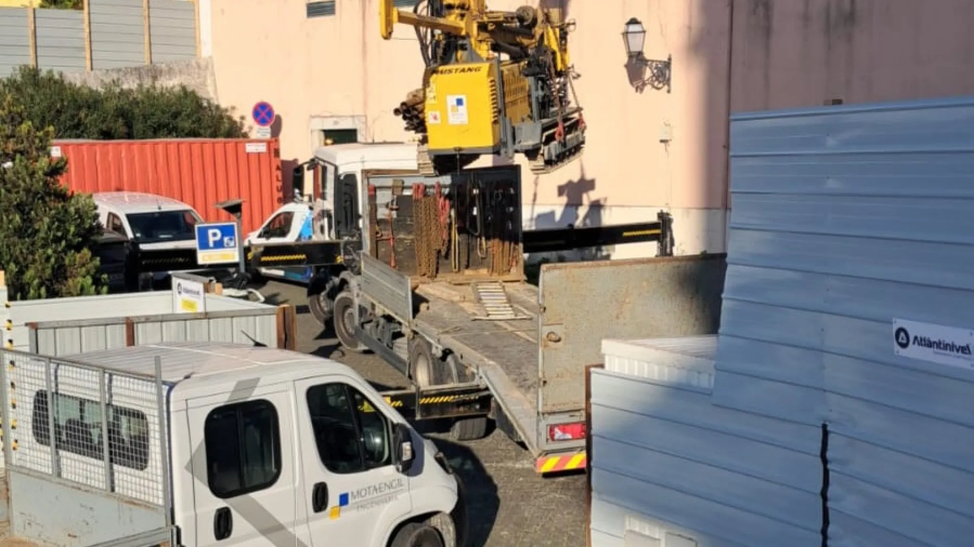 
                    Pais protestam contra obras no Panteão Nacional: 