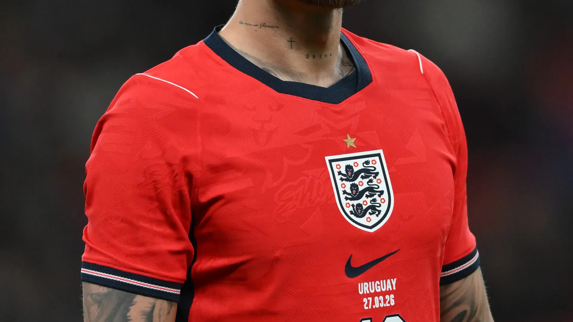 Pesadelo para Ben White. Regressou à seleção, marcou e foi assobiado