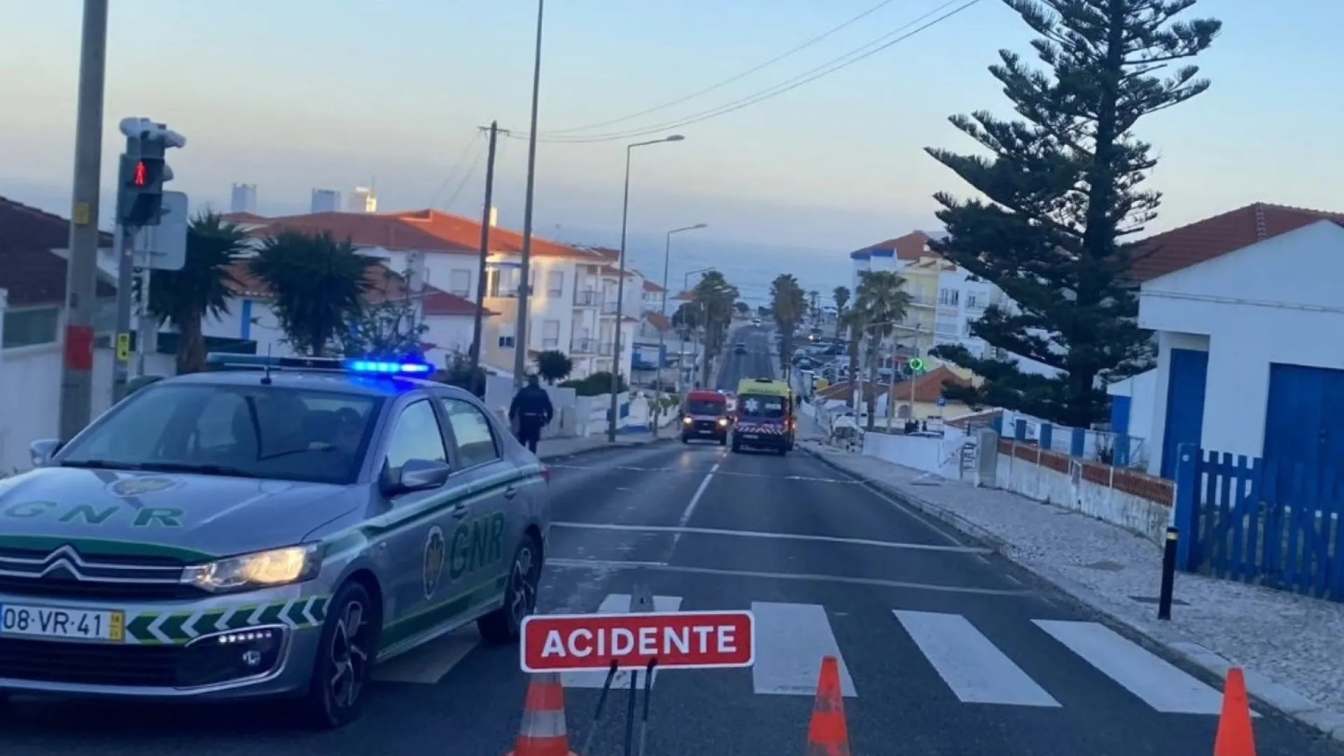 
                    Condutor despista-se e mata dois homens que seguiam a pé na Ericeira
                