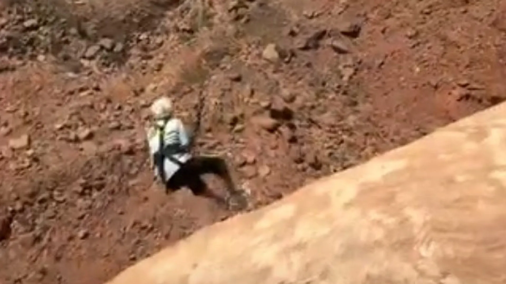 
                    Aos 78 anos, Barbara saltou 90 metros presa só por uma corda. Ora veja
                