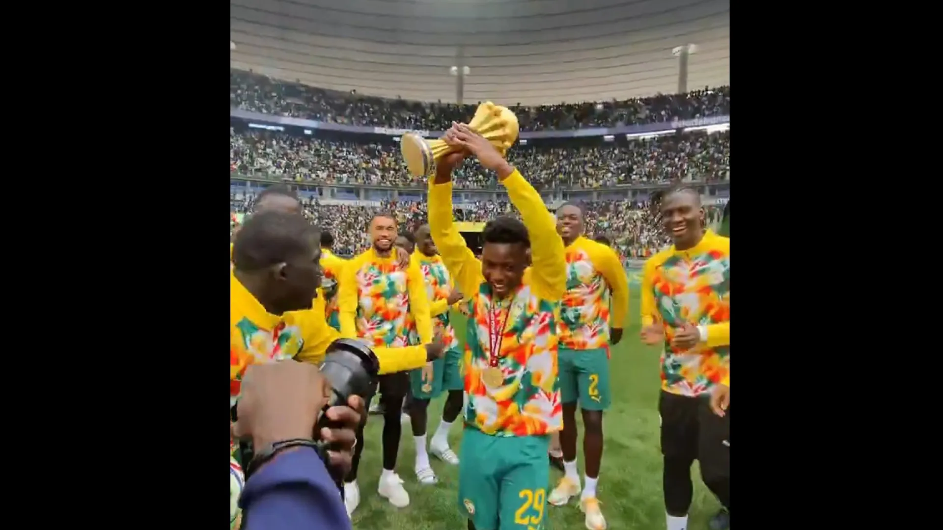 
                    Senegal mostra troféu 'retirado' da CAN2025 em particular com o Peru
                