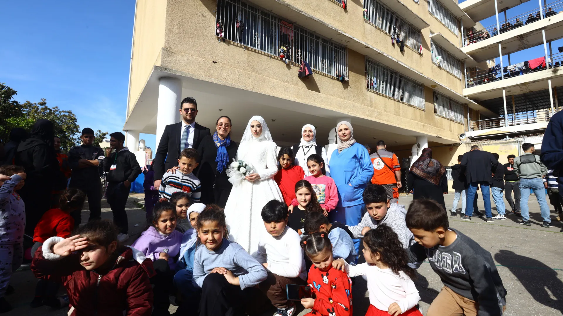 Casal troca alianças num refúgio no Líbano em clima de guerra. As imagens