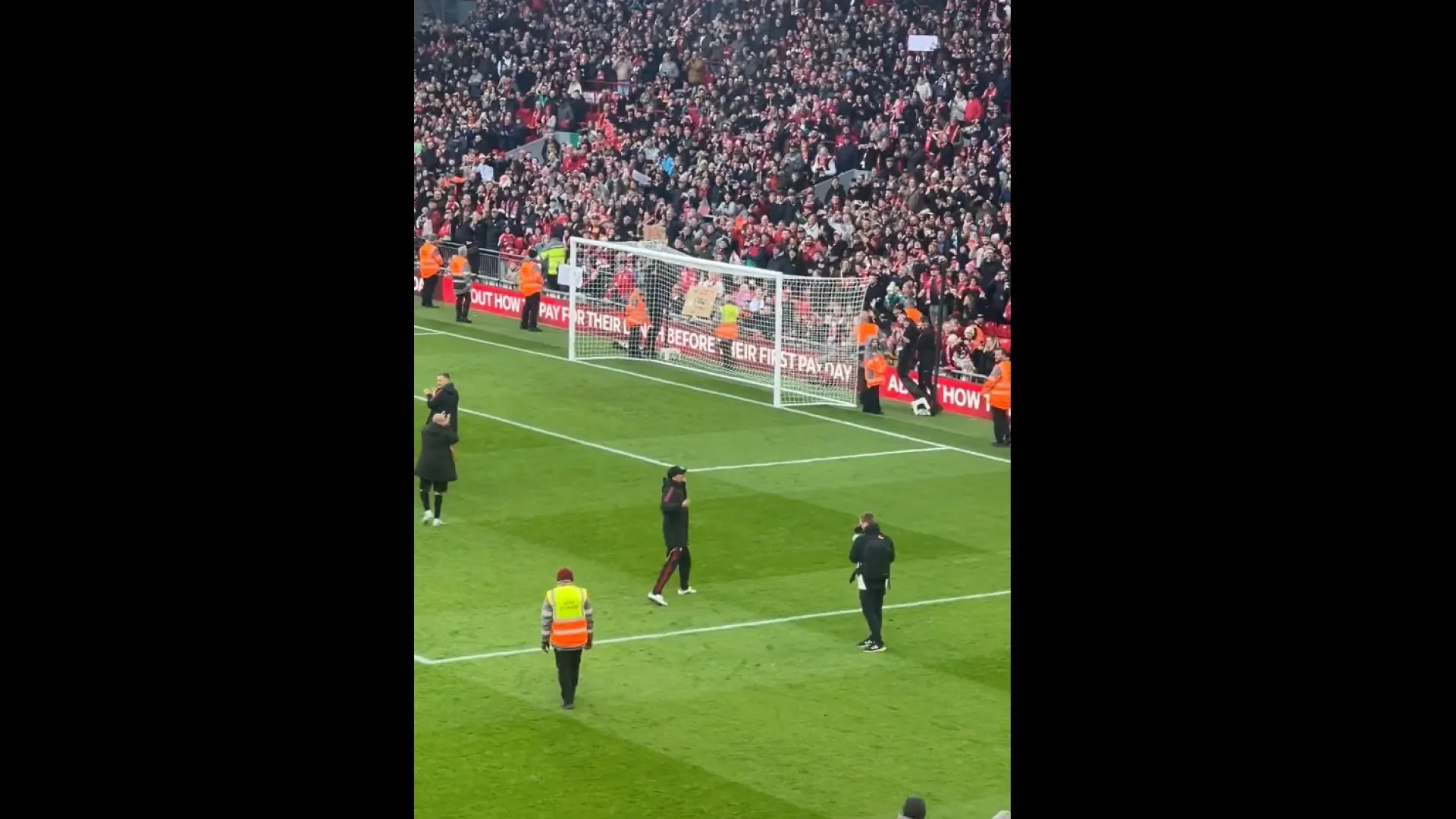 Klopp voltou a Anfield, treinou o Liverpool e no fim... festejou à antiga