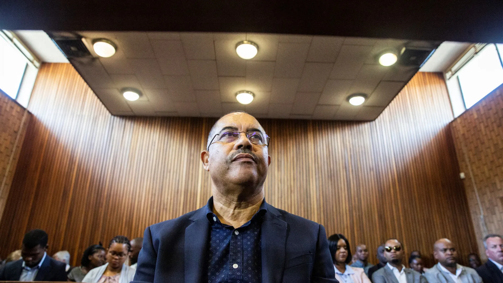 
                    Escala em Lisboa atrasa deportação para Moçambique de ex-ministro Chang
                