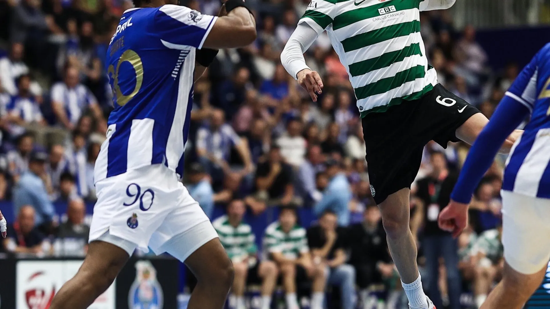 Com polémica à mistura, Sporting bate FC Porto e foge na liderança