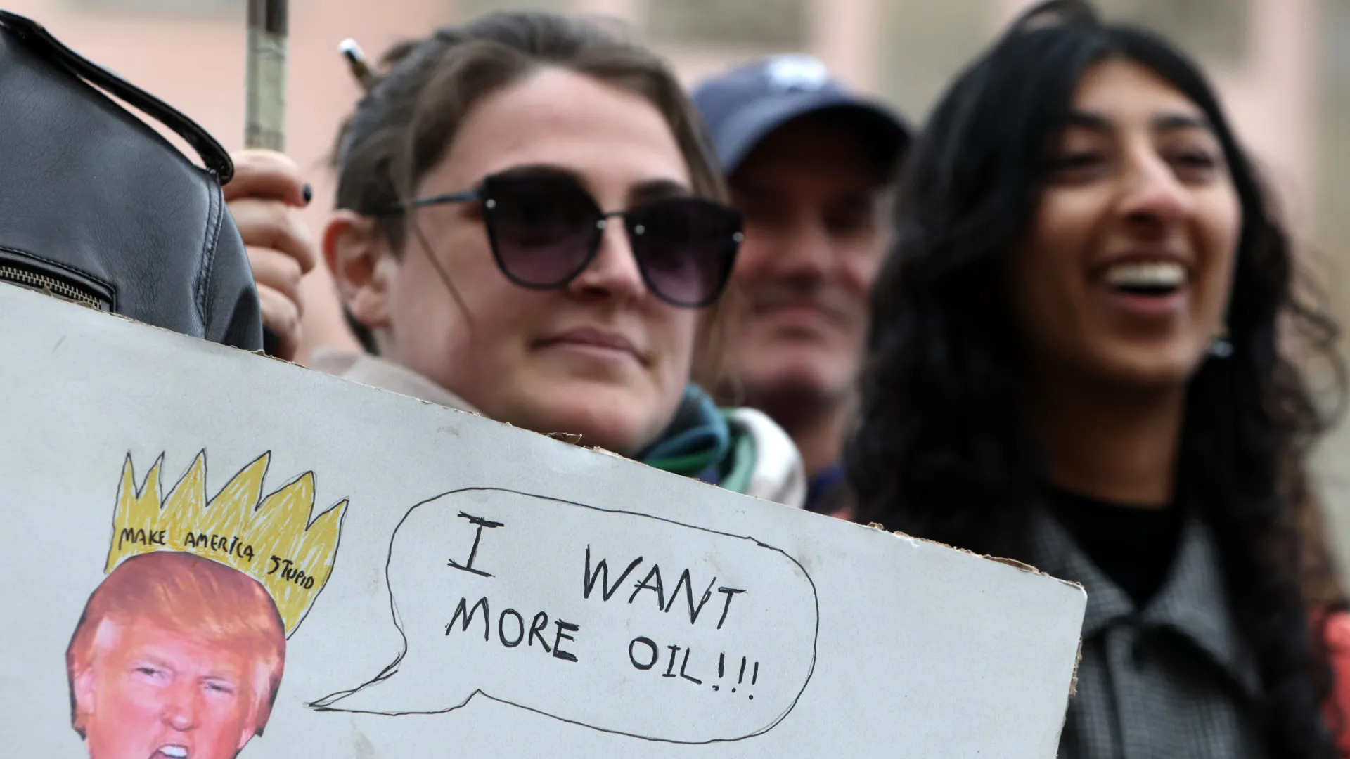 Fúria de milhares nas ruas de Los Angeles: "Democracia está por um fio"