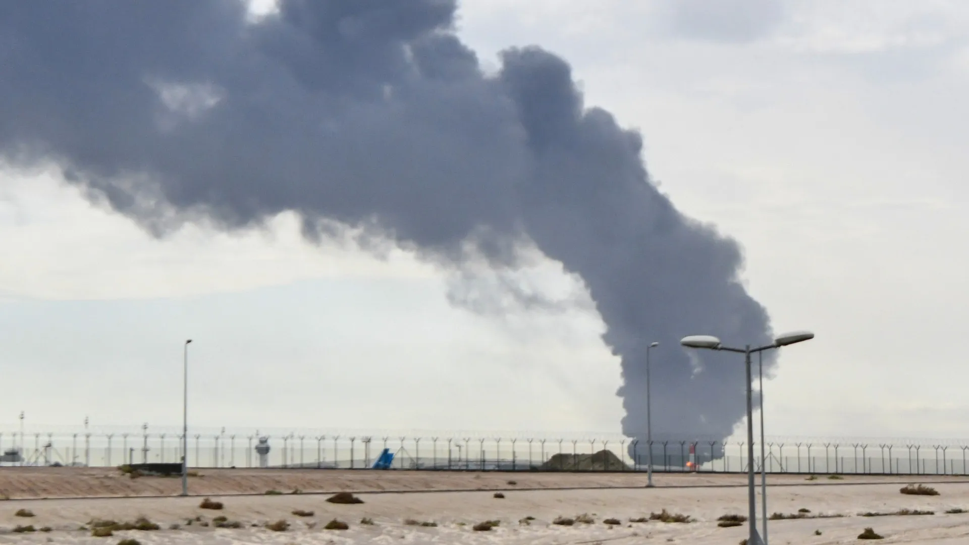 Ataque de drones iranianos provoca incêndio no aeroporto do Kuwait