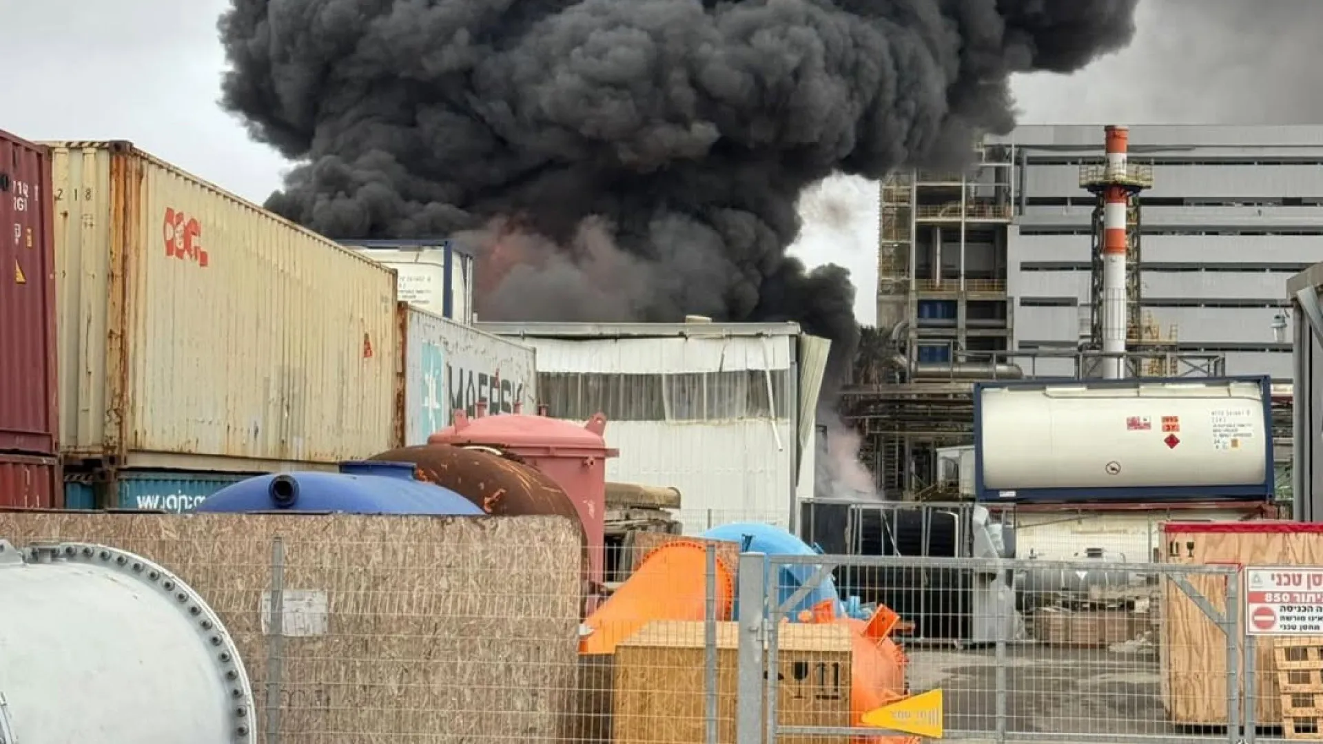 
                    Destroços de míssil iraniano causa fuga de materiais perigosos em Israel
                