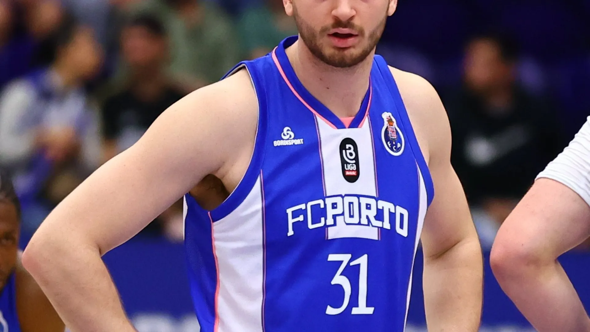 
                    FC Porto supera susto, sobe ao pódio e pressiona Sporting e Benfica
                