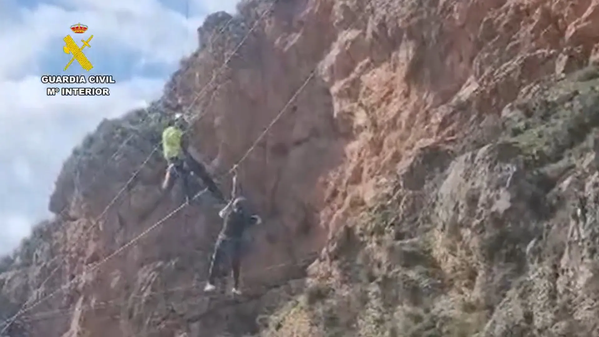 Mulher resgatada após ficar presa no meio de uma tirolesa em Granada