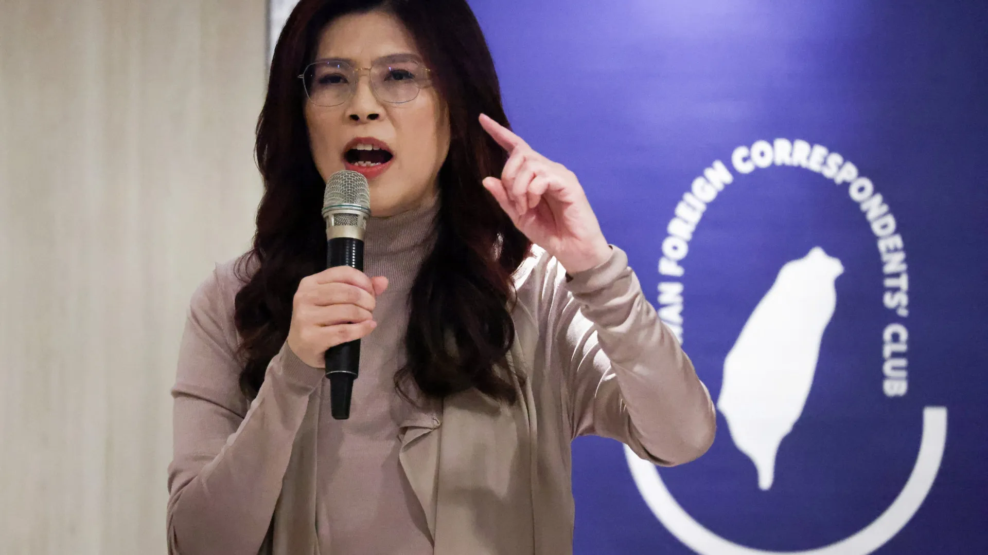 
                    Líder da oposição de Taiwan confia que visita à China reduza tensões
                