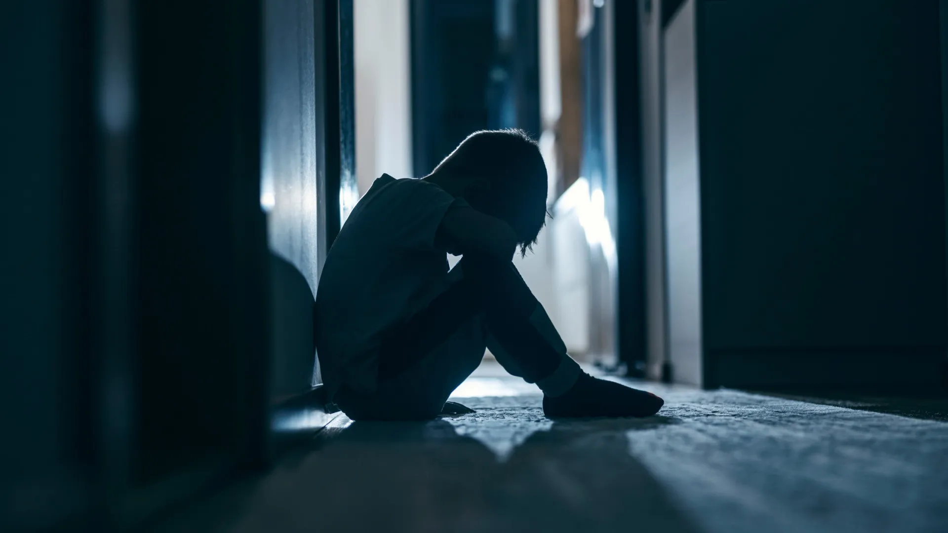 
                    Empresário rega filhos com gasolina e ateia fogo a casa. 