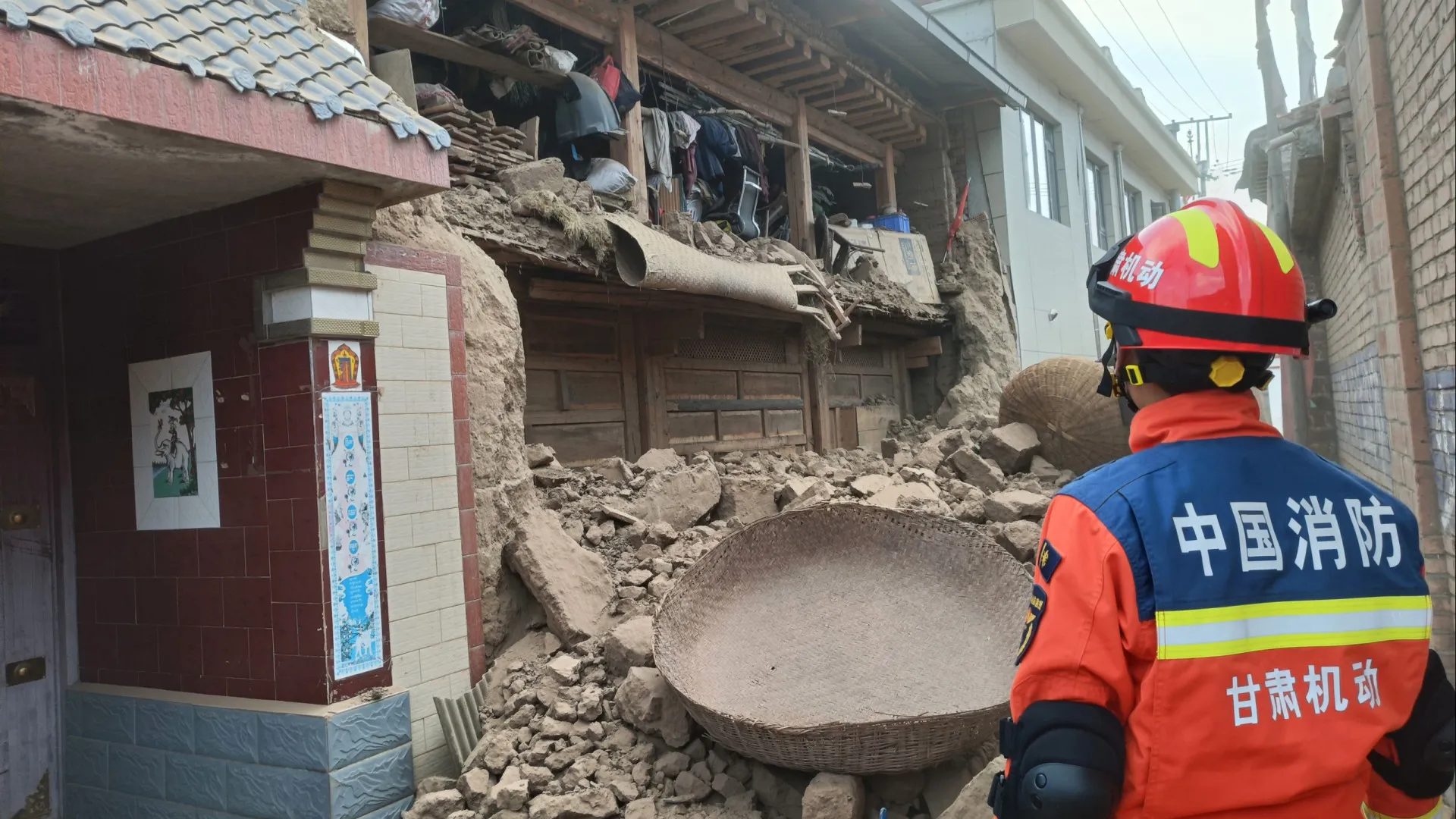 
                    Colapso parcial de edifício no nordeste da China faz pelo menos 7 mortos
                
