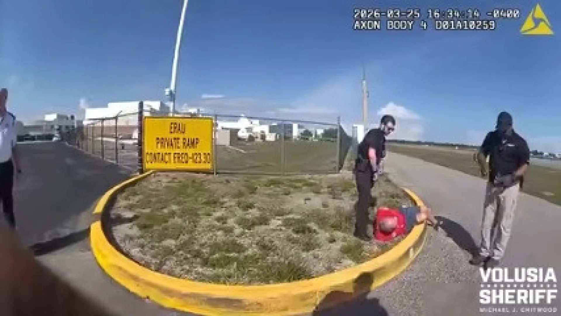 
                    Homem invade pista de aeroporto de carro e tenta entrar em dois aviões
                