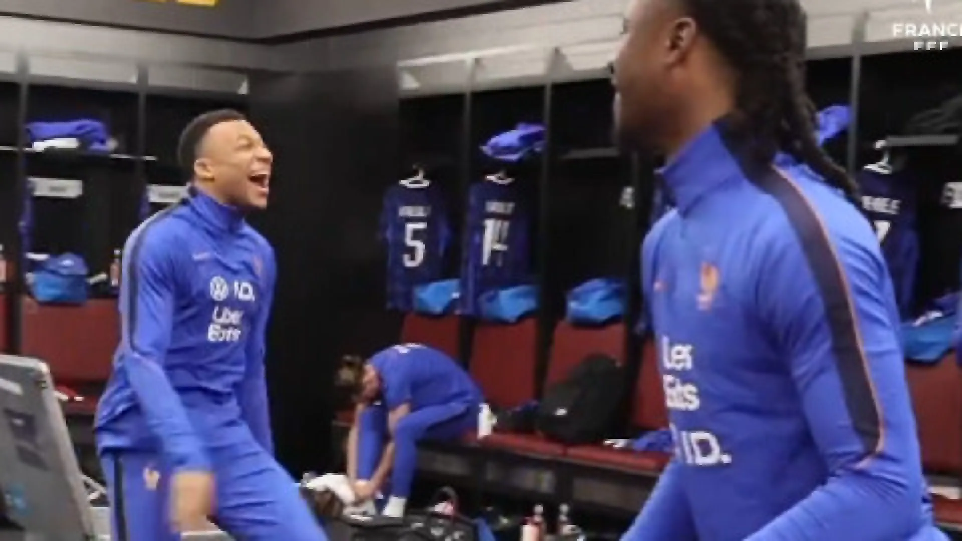 Mbappé demonstra dotes desconhecidos no balneário de França