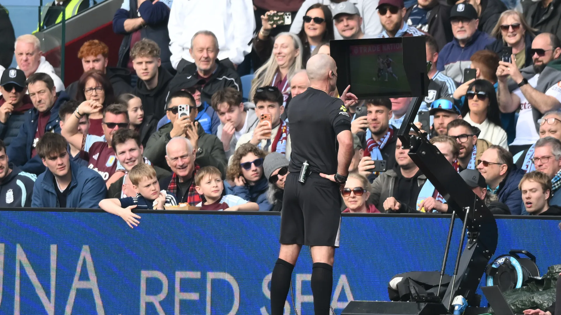 
                    Mais de metade dos adeptos ingleses está contra o VAR na Premier League
                