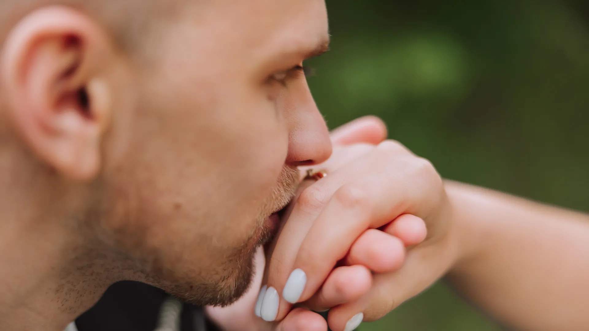 
                    Beijou mão de mulher sem consentimento. Foi condenado por agressão sexual
                