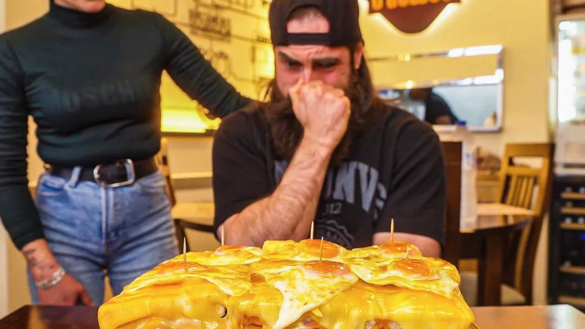 
                    Youtuber BeardMeatsFood derrotado por francesinha gigante? Ora veja
                