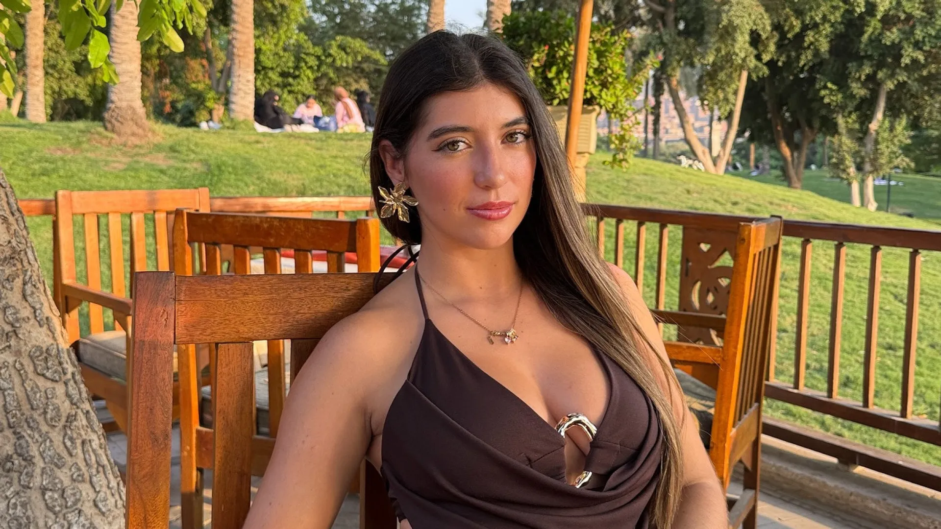 
                    Ariana recusa ter conversa com Eva fora do 