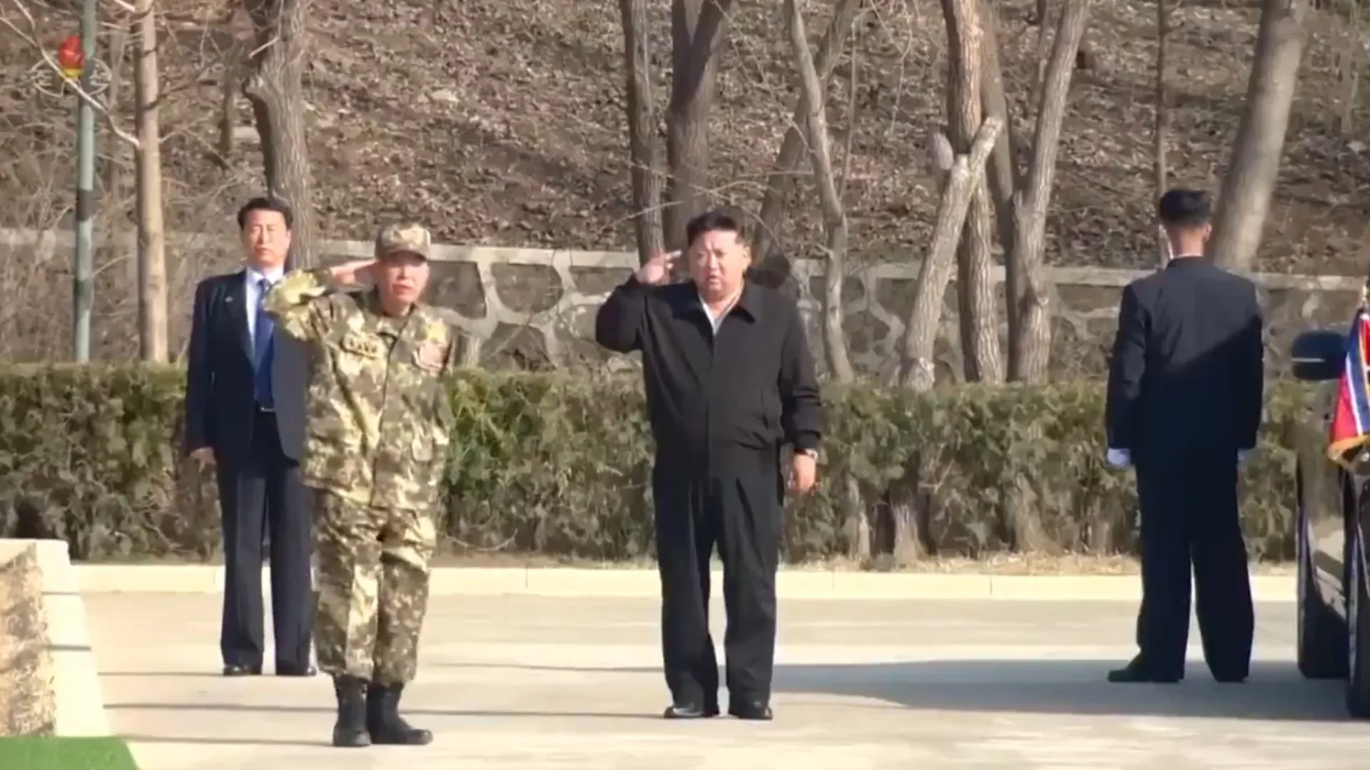 
                    Kim Jong-un assiste enquanto soldados levam com martelos no abdómen
                