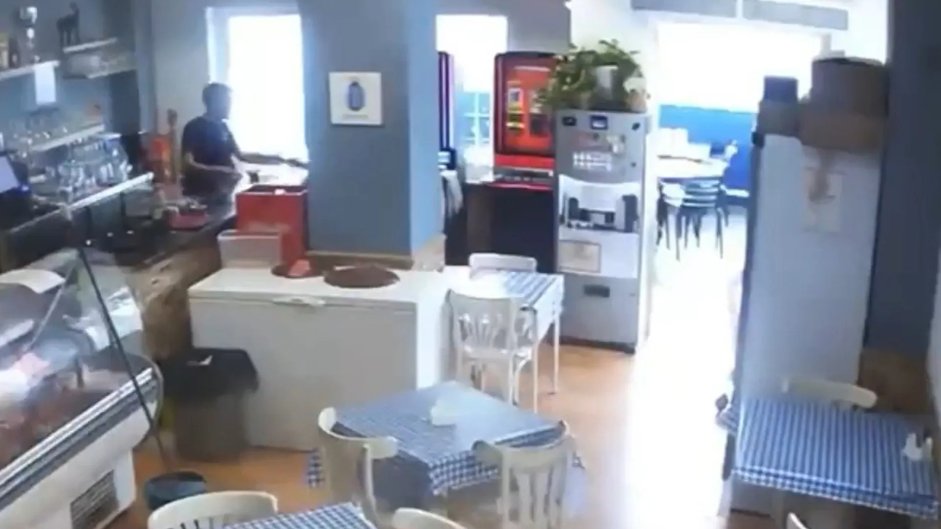 Tenta assaltar bar com faca em Espanha e acaba alvo de risos. Eis o vídeo