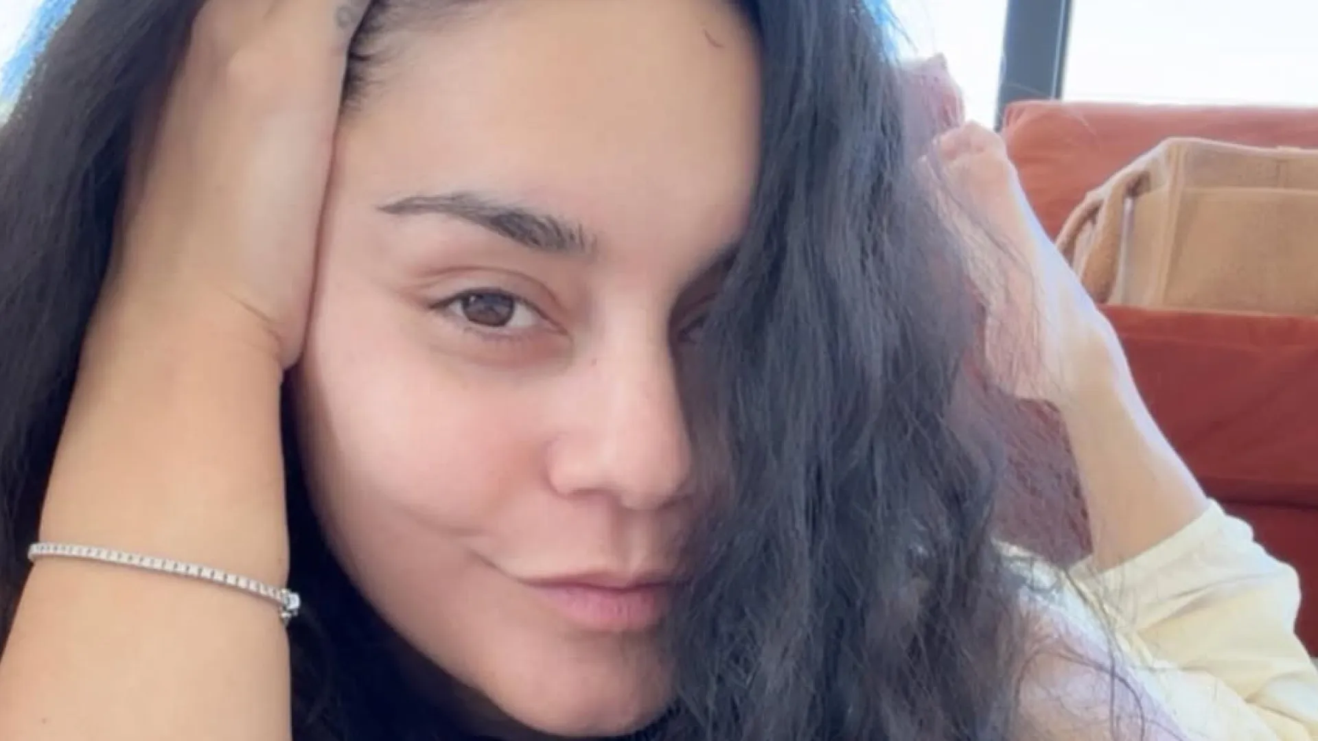 
                    Vanessa Hudgens mostra queda de cabelo pós-parto
                