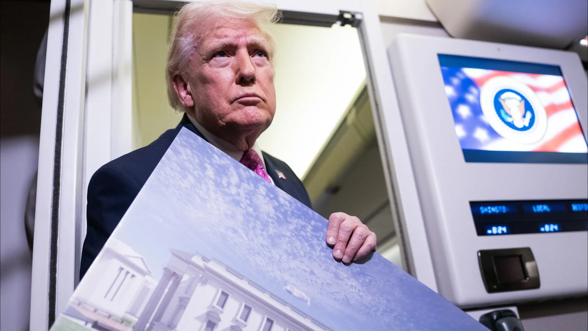 
                    Complexo militar está a ser construído no novo salão da Casa Branca
                